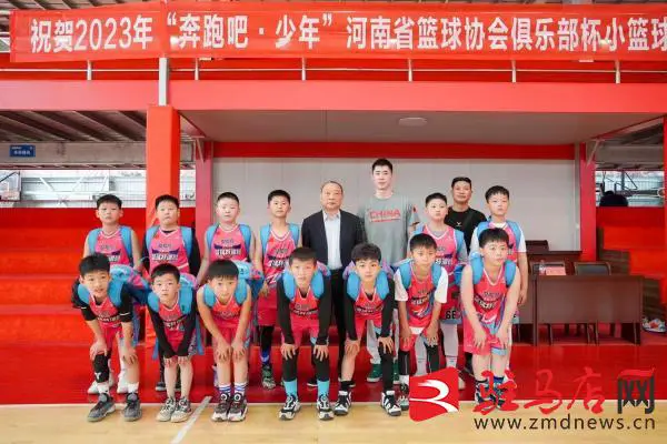 篮球教练如何为不同年龄段的球员制定战术训练方案？_1